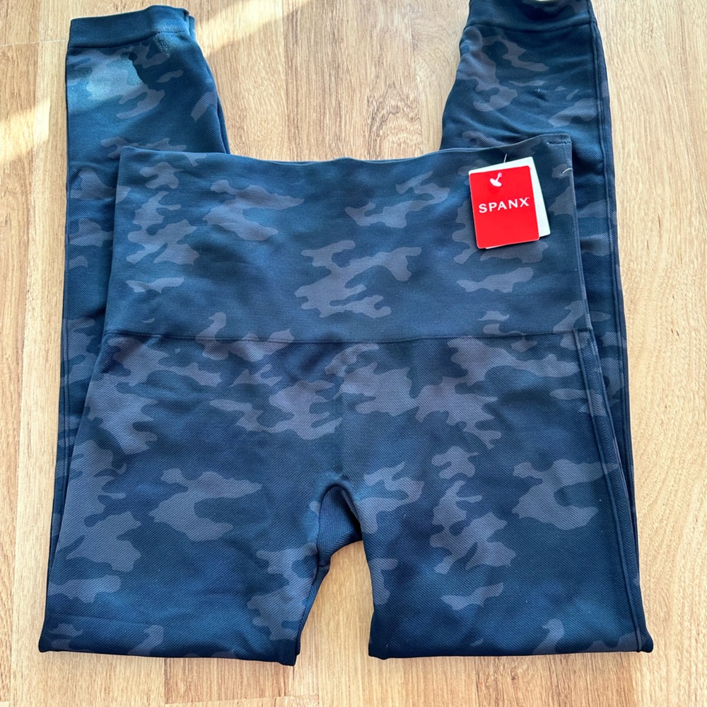 NWT Women’s Spanx Black Camo Leggings